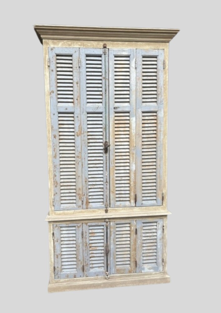 Houten kast met louvre