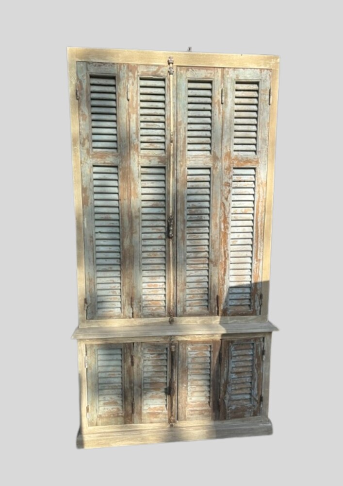 Houten kast met louvre